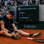 Jannik Sinner recibe asistencia médica durante su derrota ante Juan Manuel Cerúndolo en Roland Garros 2026