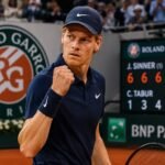 Jannik Sinner celebra su victoria ante Clément Tabur en la primera ronda de Roland Garros 2026