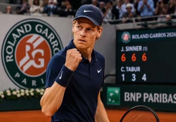 Jannik Sinner celebra su victoria ante Clément Tabur en la primera ronda de Roland Garros 2026